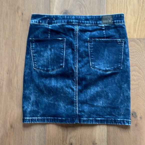 American Eagle Sky High Super Stretch Pencil
Mini Acid Washed Denim Skirt - Picture 3 of 6
